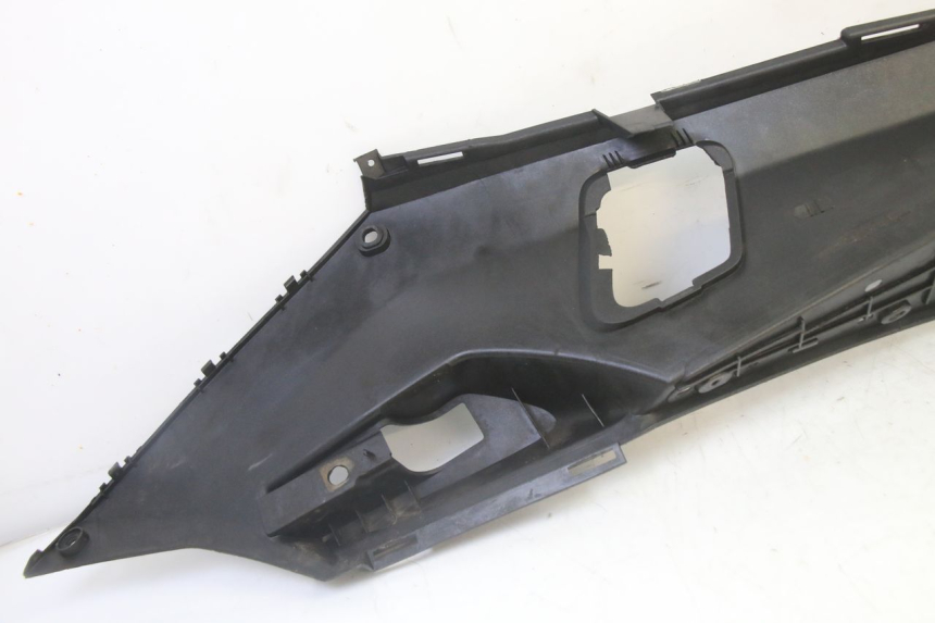 photo de TAPA REPOSAPIES IZQUIERDA PEUGEOT SATELIS 125 (2013 - 2018) - Estado de la superficie y material