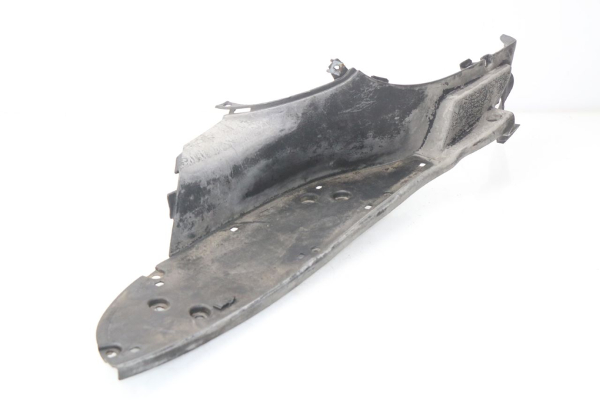 photo de TAPA REPOSAPIES IZQUIERDA APRILIA SCARABEO GT 125 (1999 - 2007) - Primer plano técnico