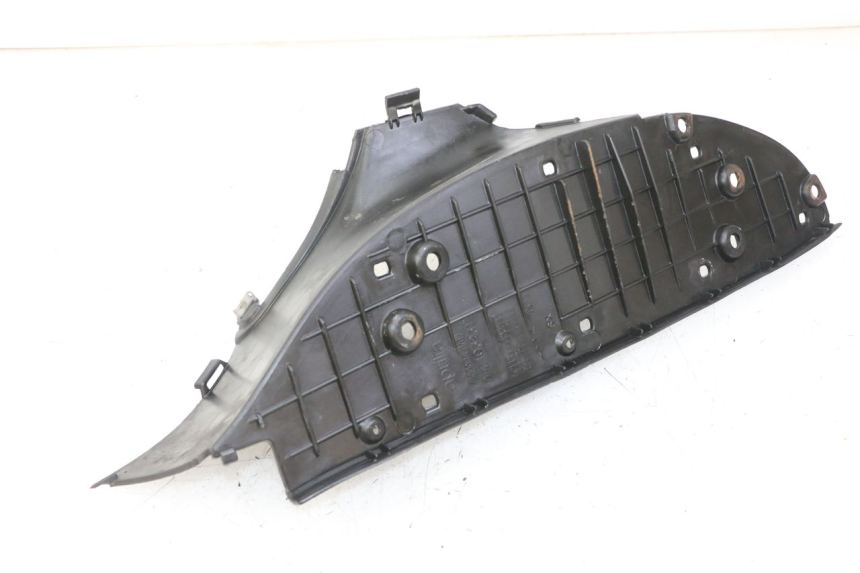 photo de TAPA REPOSAPIES IZQUIERDA APRILIA SCARABEO GT TOURING 125 (1999 - 2005) - Primer plano técnico