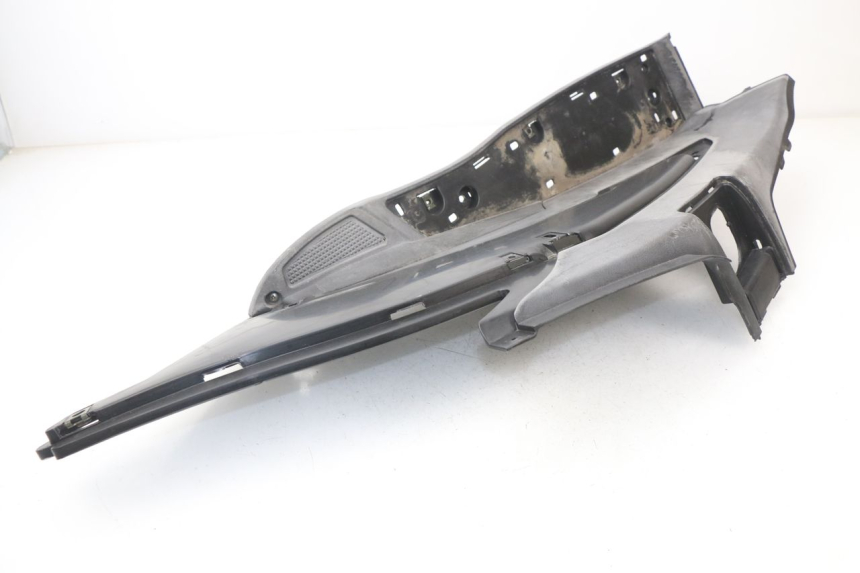 photo de TAPA REPOSAPIES IZQUIERDA RAZZO STEED 125 (2012 - 2018) - Primer plano técnico