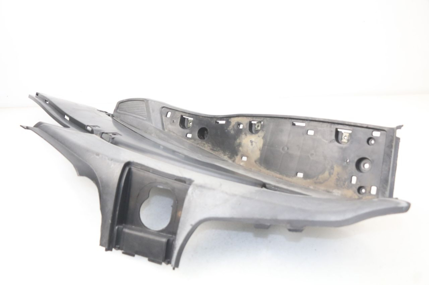 photo de TAPA REPOSAPIES IZQUIERDA RAZZO STEED 125 (2012 - 2018) - Detalles de los puntos de fijación