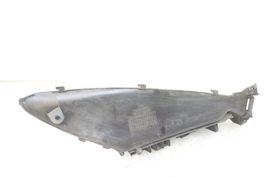 photo de TAPA REPOSAPIES IZQUIERDA SUZUKI BURGMAN 125 (2018 - 2021) - Zoom estado de uso