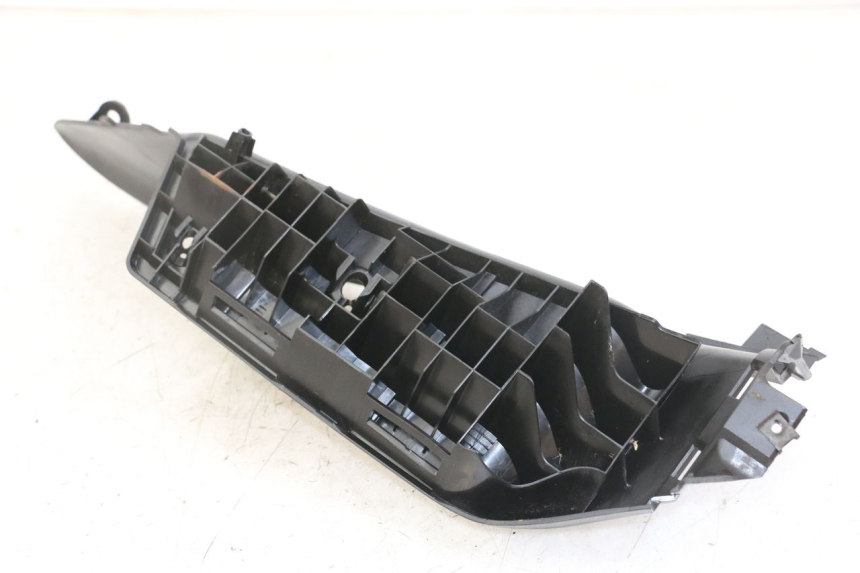 photo de TAPA REPOSAPIES IZQUIERDA SUZUKI BURGMAN 125 (2018 - 2021) - Detalle de la pieza