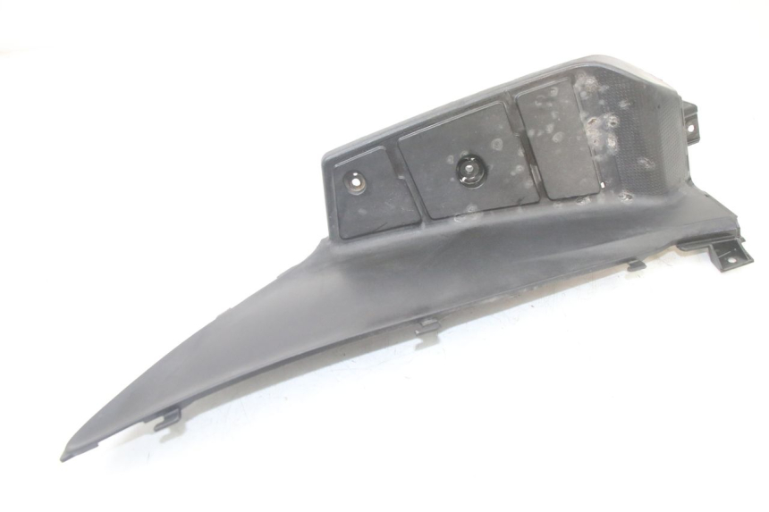 photo de TAPA REPOSAPIES IZQUIERDA SUZUKI BURGMAN 125 (2015 - 2017) - Primer plano técnico