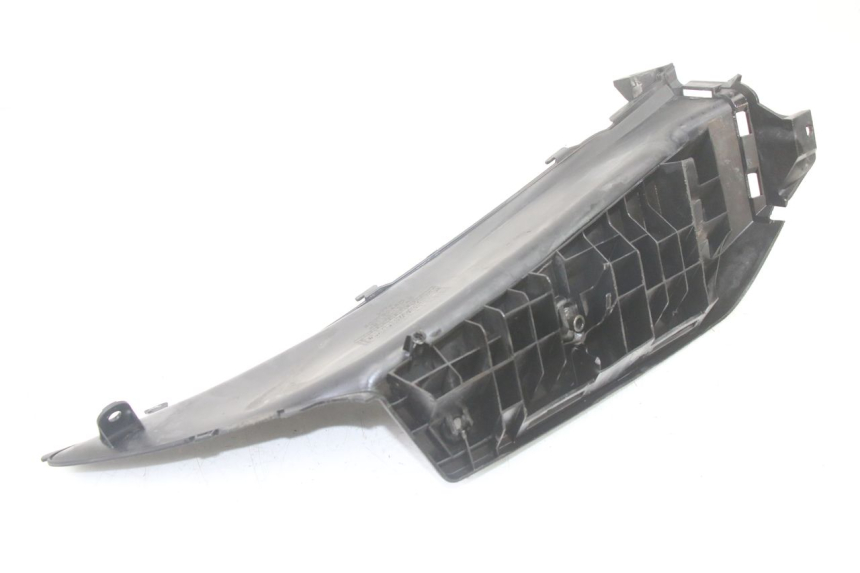 photo de TAPA REPOSAPIES IZQUIERDA SUZUKI BURGMAN 125 (2015 - 2017) - Detalles de los puntos de fijación