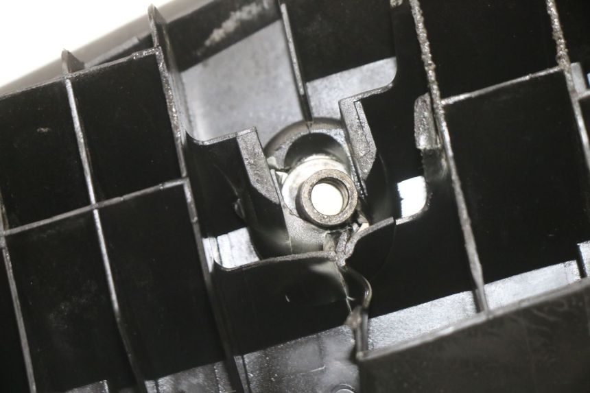 photo de TAPA REPOSAPIES IZQUIERDA SUZUKI BURGMAN 125 (2015 - 2017) - Estado de la superficie y material