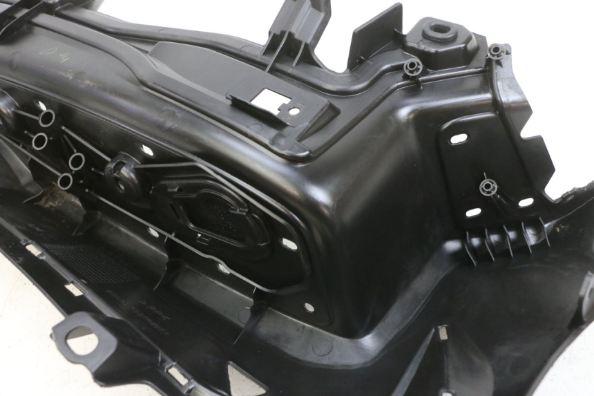 photo de TAPA REPOSAPIES IZQUIERDA YAMAHA TRICITY 300 (2020 - 2024) - Zoom estado de uso