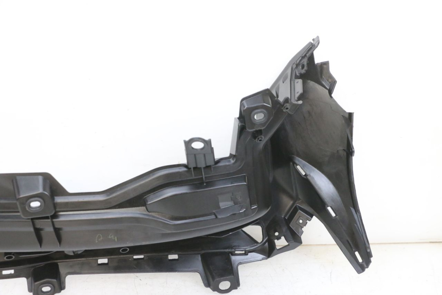 photo de TAPA REPOSAPIES IZQUIERDA YAMAHA TRICITY 300 (2020 - 2024) - Detalles de los puntos de fijación