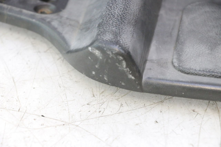 photo de TAPA REPOSAPIES IZQUIERDA PIAGGIO X8 STREET 125 (2006 - 2007) - Detalle de la pieza