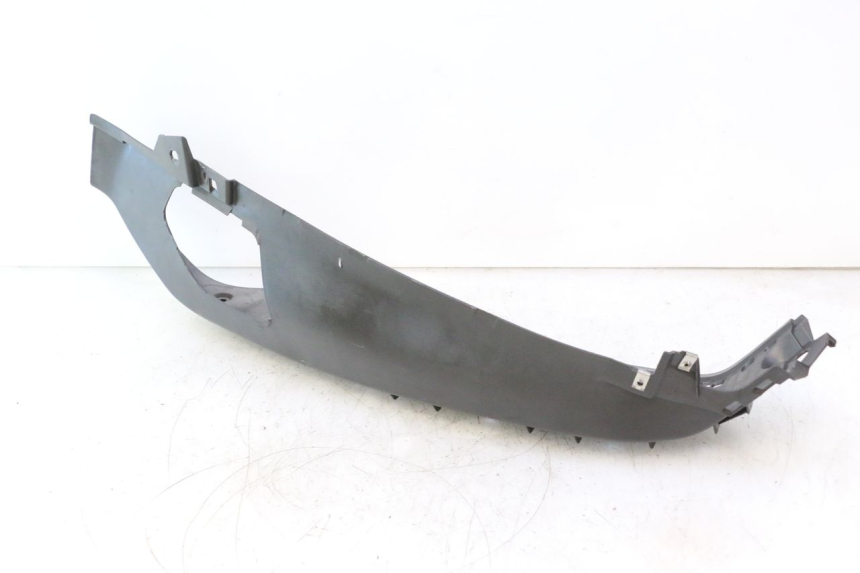 photo de TAPA REPOSAPIES IZQUIERDA PIAGGIO X8 STREET 125 (2006 - 2007) - Primer plano técnico