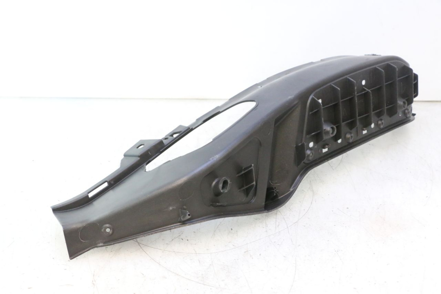 photo de TAPA REPOSAPIES IZQUIERDA PIAGGIO X8 STREET 125 (2006 - 2007) - Detalles de los puntos de fijación