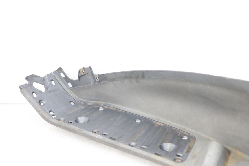 photo de PATA DE PIE IZQUIERDA PIAGGIO X8 125 (2004 - 2007) - Detalles de los puntos de fijación