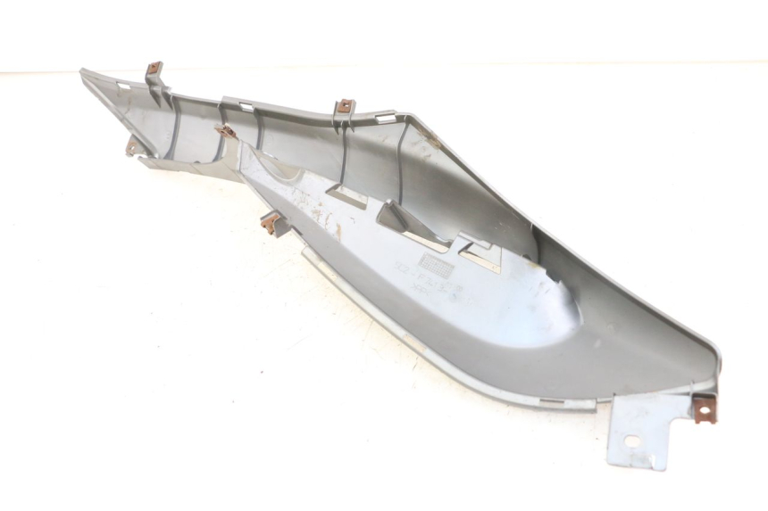 photo de TAPA REPOSAPIES IZQUIERDA YAMAHA NEOS NEO'S 4T 50 (2008 - 2016) - Primer plano técnico