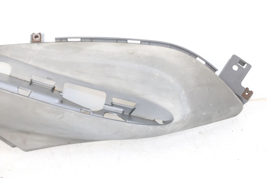 photo de TAPA REPOSAPIES IZQUIERDA YAMAHA NEOS NEO'S 4T 50 (2008 - 2016) - Detalles de los puntos de fijación