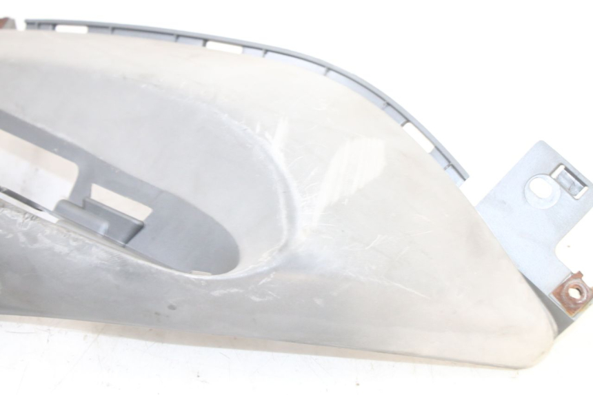 photo de TAPA REPOSAPIES IZQUIERDA YAMAHA NEOS NEO'S 4T 50 (2008 - 2016) - Primer plano técnico