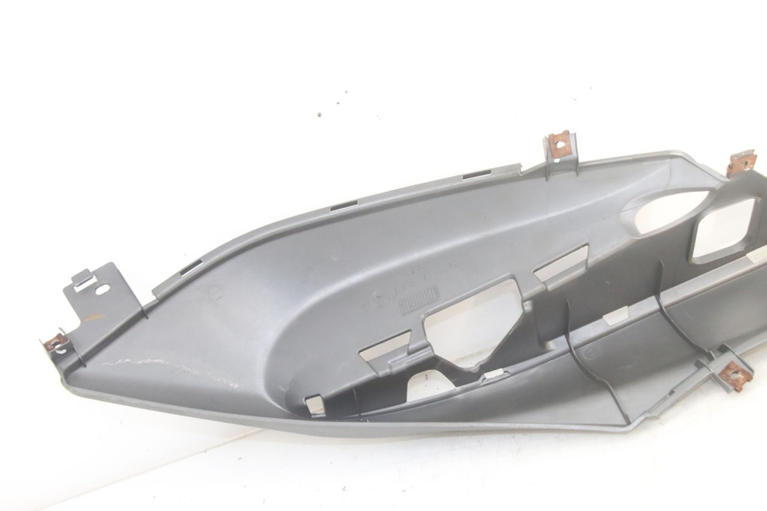 photo de TAPA REPOSAPIES IZQUIERDA YAMAHA NEOS NEO'S 4T 50 (2008 - 2016) - Recambio usado revisado
