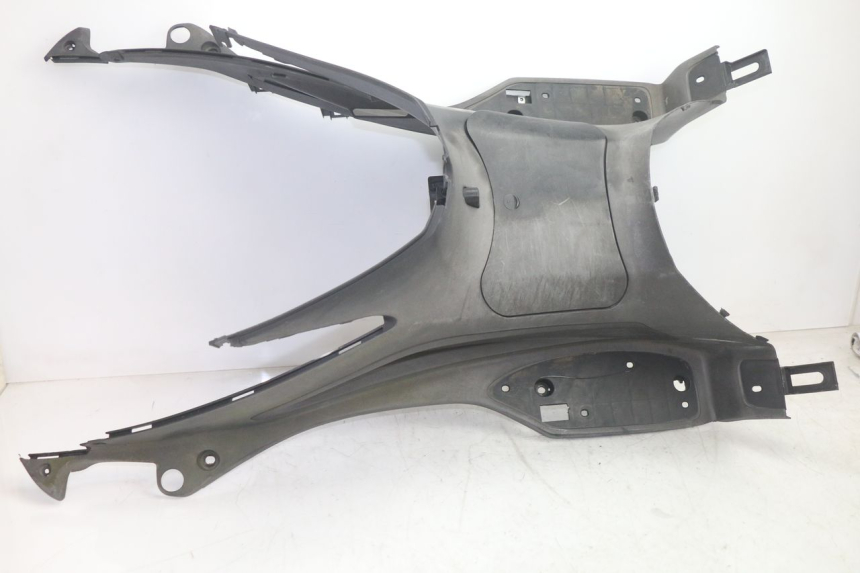 photo de TAPA REPOSAPIES SYM GTS EVO 125 (2009 - 2013) - Detalle de la pieza