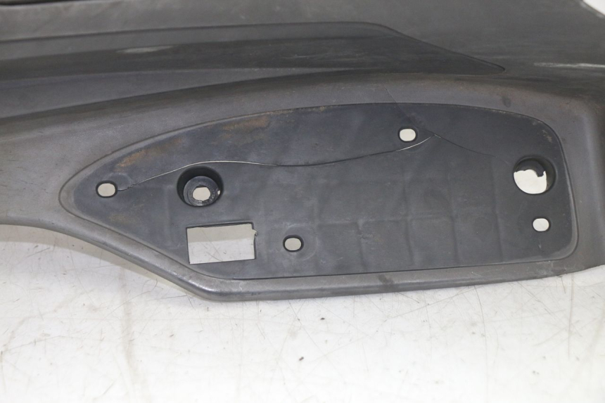 photo de TAPA REPOSAPIES SYM GTS EVO 125 (2009 - 2013) - Zoom estado de uso