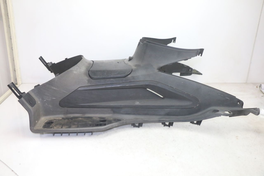 photo de TAPA REPOSAPIES SYM GTS EVO 125 (2009 - 2013) - Otra perspectiva