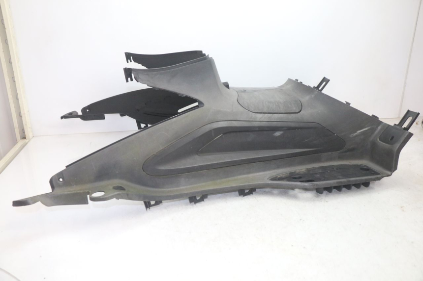 photo de TAPA REPOSAPIES SYM GTS EVO 125 (2009 - 2013) - Primer plano técnico
