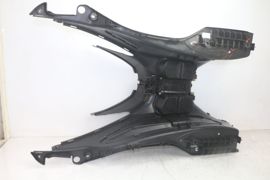 photo de TAPA REPOSAPIES SYM GTS EVO 125 (2009 - 2013) - Detalles de los puntos de fijación