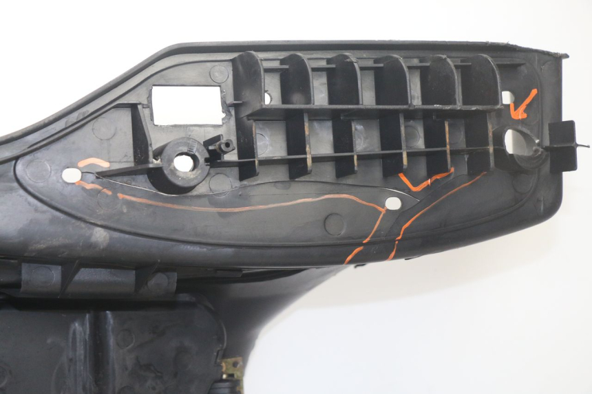 photo de TAPA REPOSAPIES SYM GTS EVO 125 (2009 - 2013) - Estado de la superficie y material