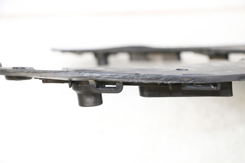 photo de TAPA REPOSAPIES DAELIM HISTORY 125 (2001 - 2002) - Zoom estado de uso