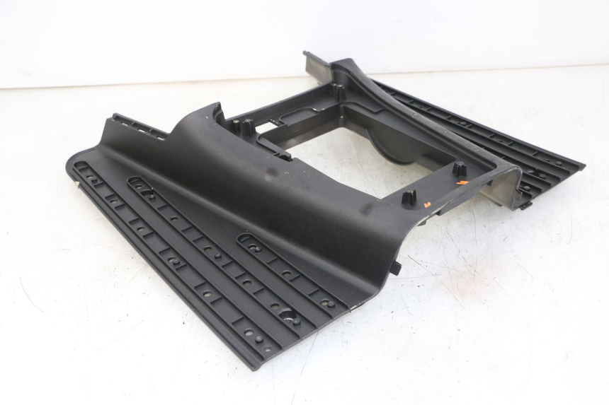 photo de TAPA REPOSAPIES JM MOTORS VX 125 (2022 - 2025) - Primer plano técnico