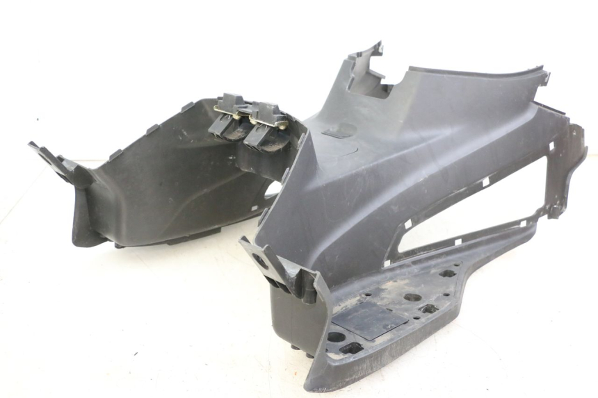 photo de TAPA REPOSAPIES SYM JOYMAX 125 (2010 - 2017) - Características distintivas