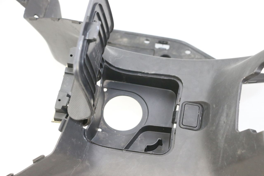 photo de TAPA REPOSAPIES SYM JOYMAX 125 (2010 - 2017) - Zoom sobre los componentes