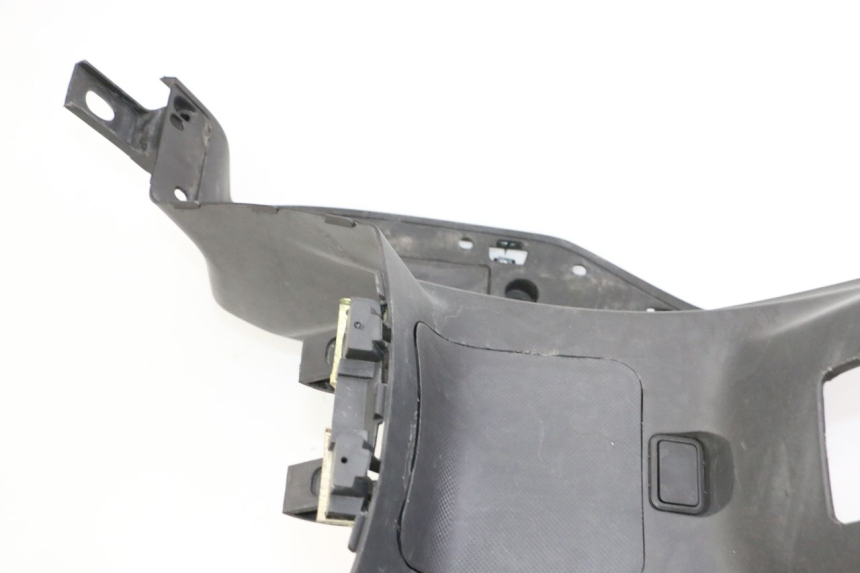 photo de TAPA REPOSAPIES SYM JOYMAX 125 (2010 - 2017) - Primer plano de alta resolución