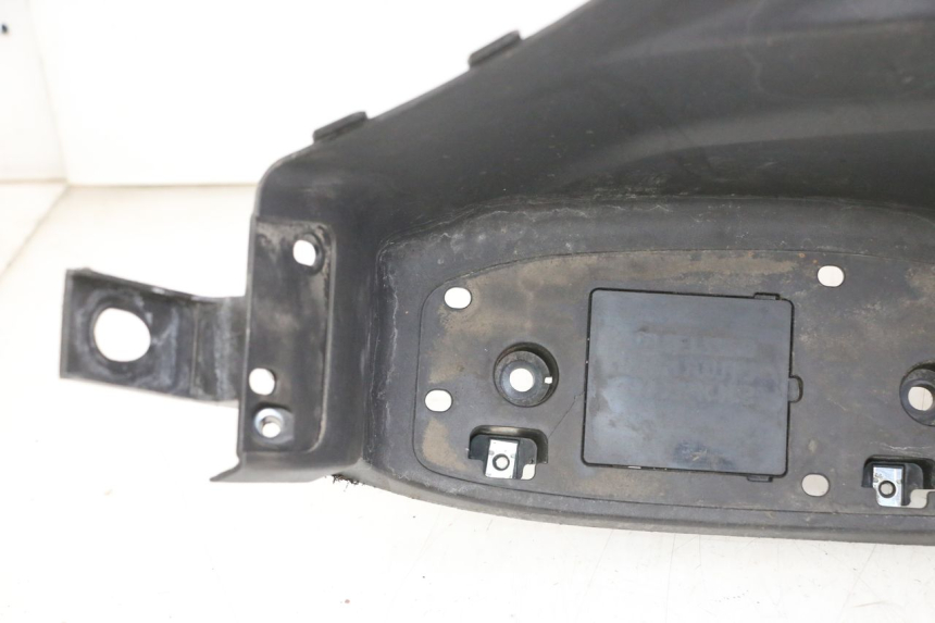 photo de TAPA REPOSAPIES SYM JOYMAX 125 (2010 - 2017) - Enfoque en la estructura