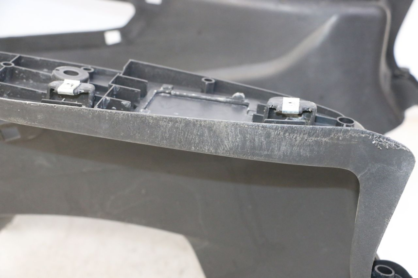 photo de TAPA REPOSAPIES SYM JOYMAX 125 (2010 - 2017) - Otra perspectiva