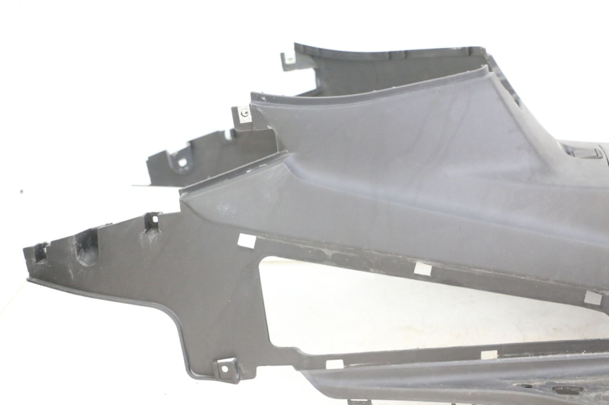 photo de TAPA REPOSAPIES SYM JOYMAX 125 (2010 - 2017) - Detalles de los puntos de fijación