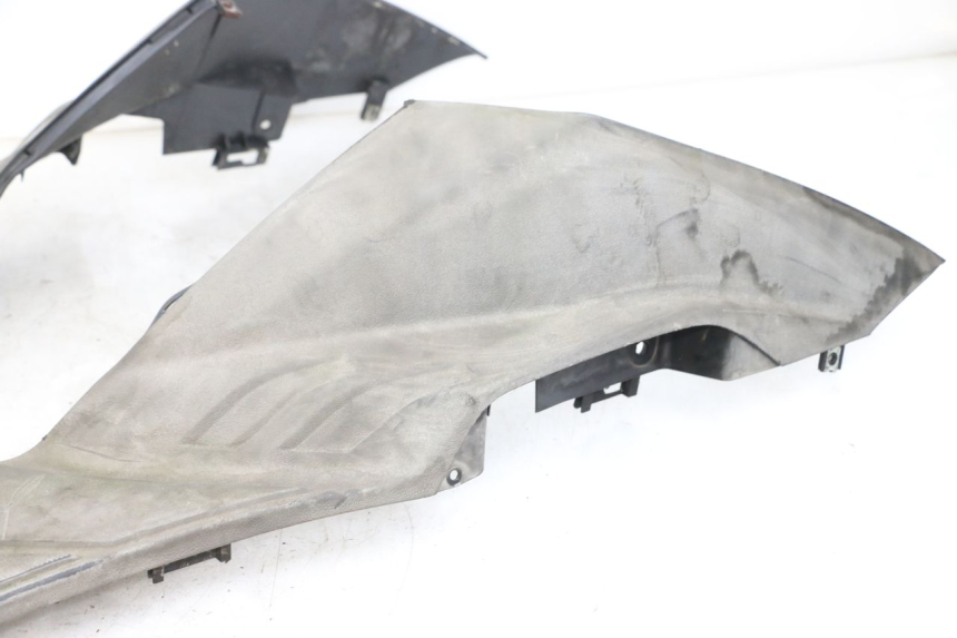 photo de TAPA REPOSAPIES SYM JOYRIDE EVO 125 (2009 - 2016) - Detalles de los puntos de fijación