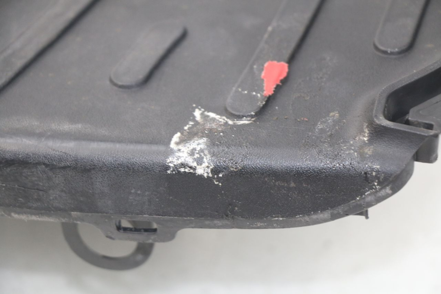 photo de TAPA REPOSAPIES PEUGEOT KISBEE 2T 50 (2010 - 2017) - Zoom sobre los componentes