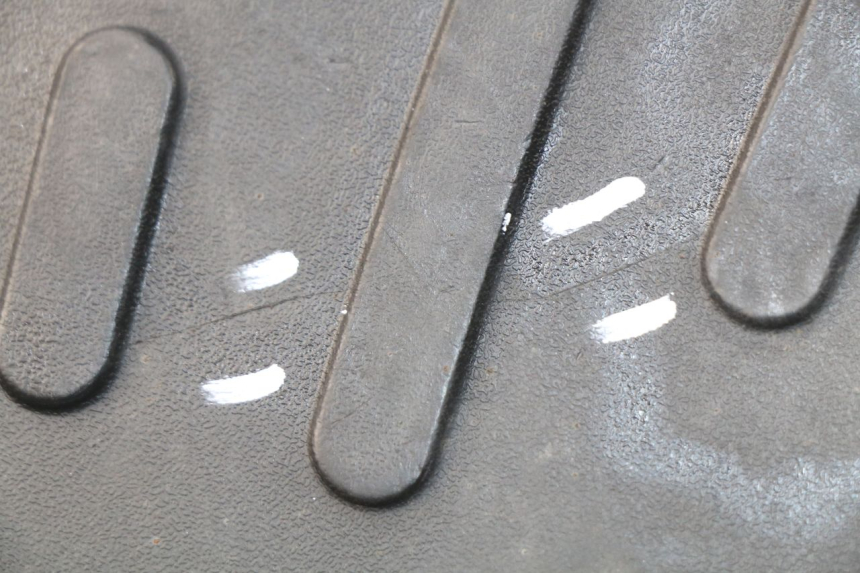 photo de TAPA REPOSAPIES PEUGEOT KISBEE 2T 50 (2010 - 2017) - Otra perspectiva