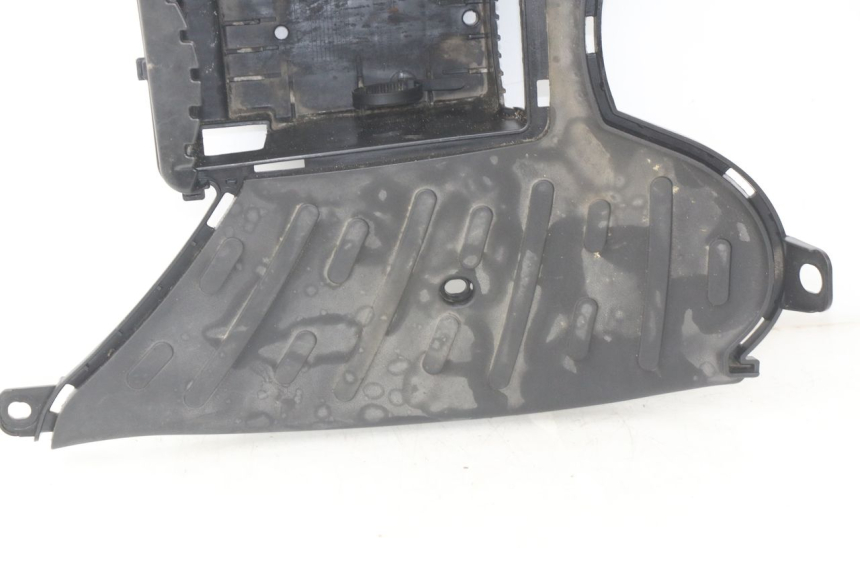 photo de TAPA REPOSAPIES PEUGEOT KISBEE 2T 50 (2010 - 2017) - Estado de la superficie y material