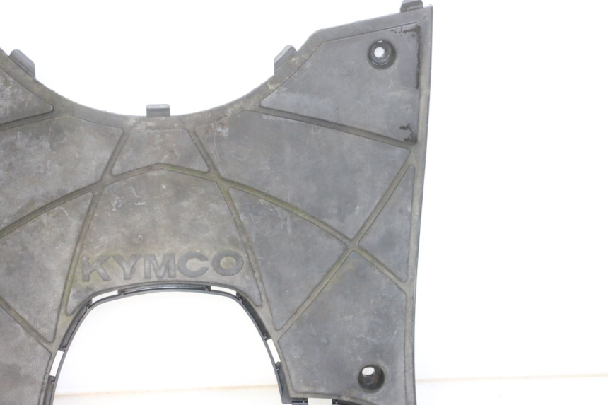 photo de TAPA REPOSAPIES KYMCO DINK 4T 50 (2007 - 2018) - Detalles de los puntos de fijación