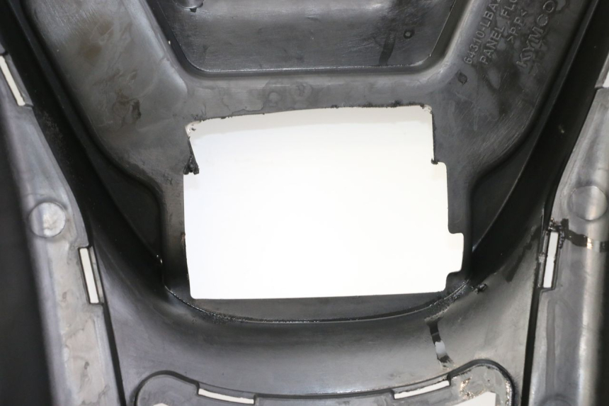 photo de TAPA REPOSAPIES KYMCO XCITING 500 (2007 - 2010) - Zoom estado de uso