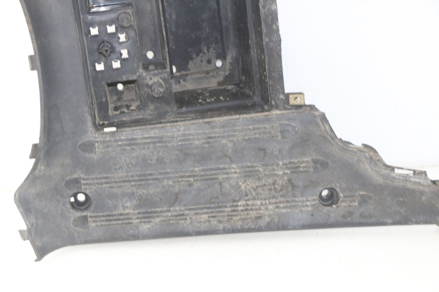 photo de TAPA REPOSAPIES KYMCO LIKE 2T 50 (2009 - 2018) - Zoom sobre los componentes