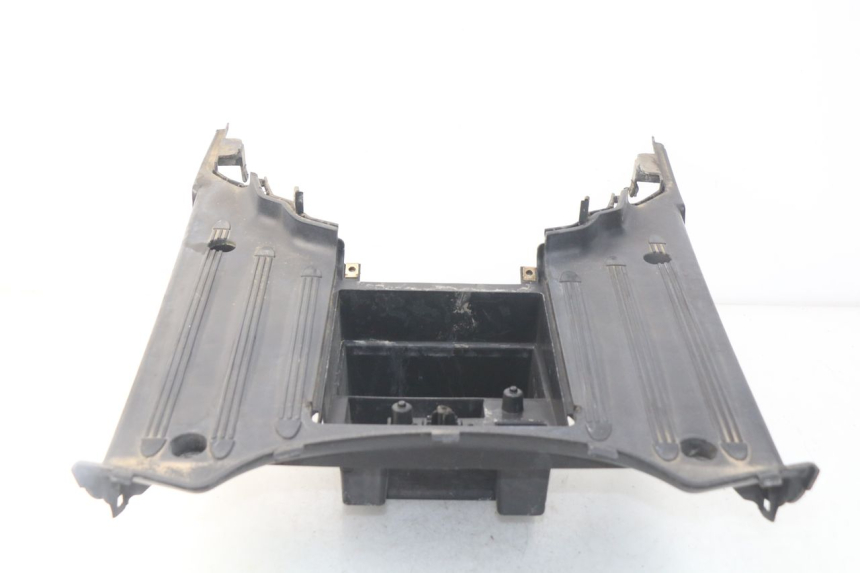 photo de TAPA REPOSAPIES KYMCO LIKE 4T 50 (2009 - 2018) - Detalles de los puntos de fijación