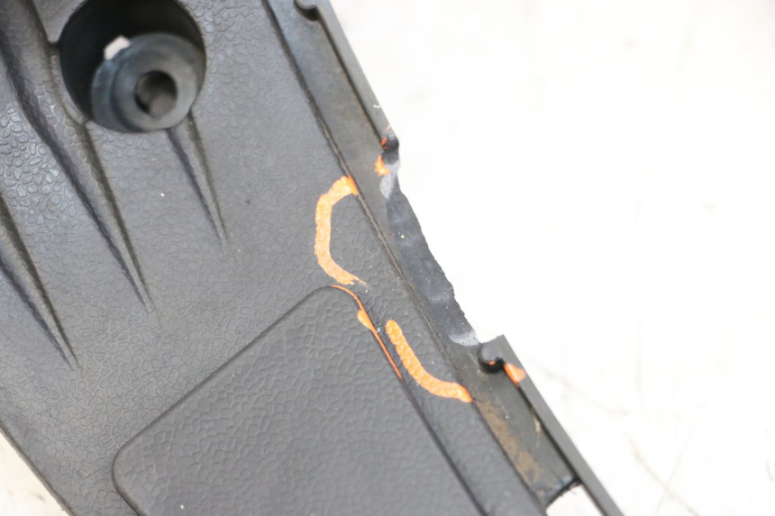 photo de TAPA REPOSAPIES LONGJIA SHARPY 125 (2020 - 2024) - Detalle de la pieza