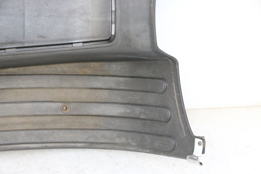 photo de TAPA REPOSAPIES PIAGGIO LXV 4T 50 (2009 - 2013) - Enfoque en la estructura