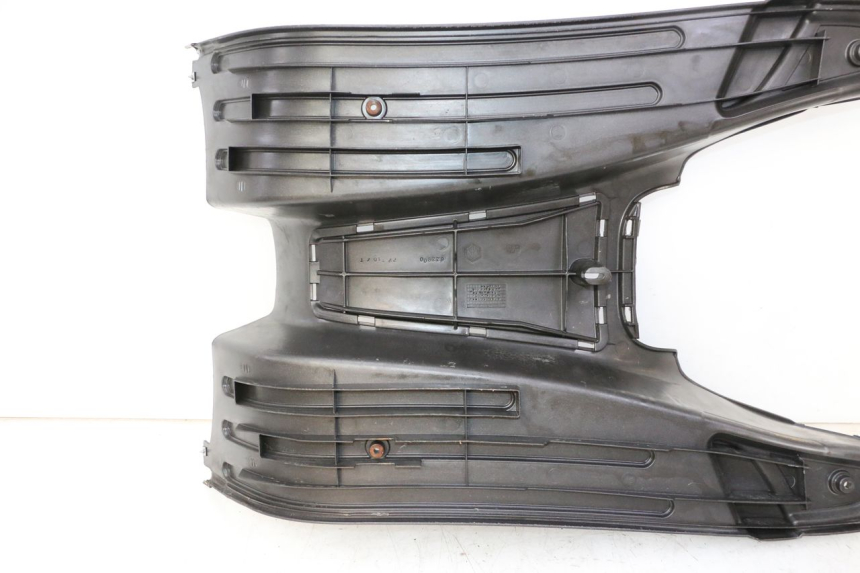 photo de TAPA REPOSAPIES PIAGGIO LXV 4T 50 (2009 - 2013) - Primer plano técnico