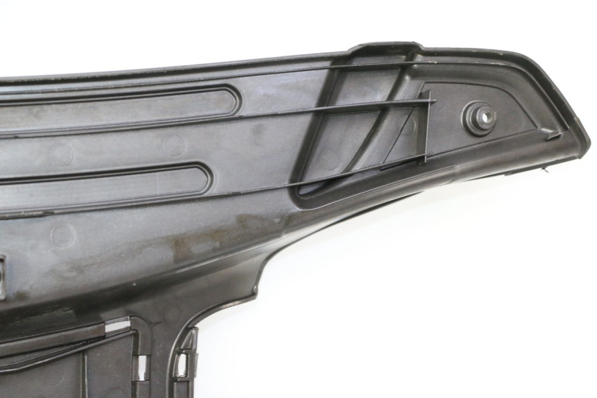 photo de TAPA REPOSAPIES PIAGGIO LXV 4T 50 (2009 - 2013) - Detalles de los puntos de fijación