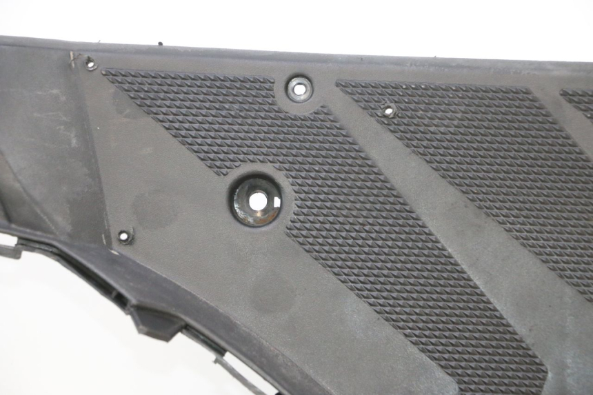 photo de TAPA REPOSAPIES KEEWAY MATRIX RX9 125 (2006 - 2007) - Zoom sobre los componentes