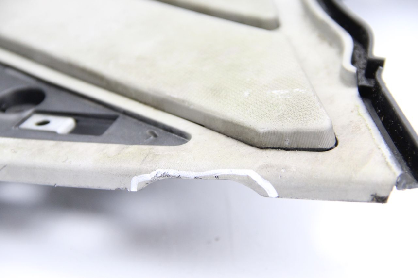 photo de TAPA REPOSAPIES PIAGGIO NEW TYPHOON 50 (2010 - 2017) - Detalles de los puntos de fijación