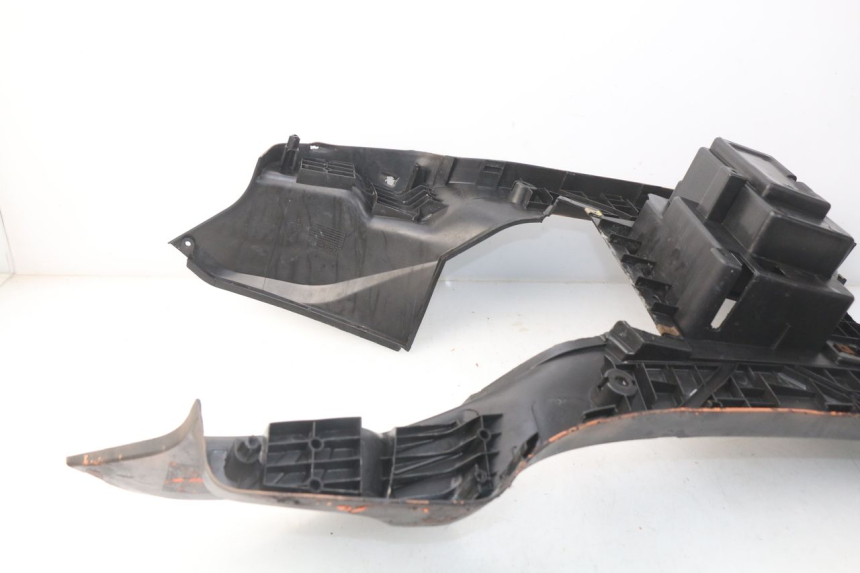 photo de TAPA REPOSAPIES SYM ORBIT 2 4T 50 (2008 - 2017) - Detalle de la pieza