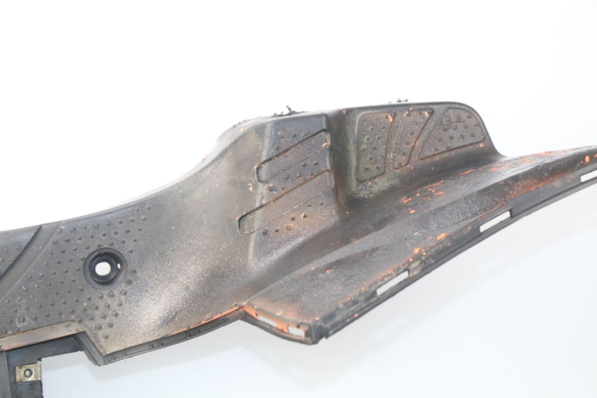 photo de TAPA REPOSAPIES SYM ORBIT 2 4T 50 (2008 - 2017) - Zoom sobre los componentes